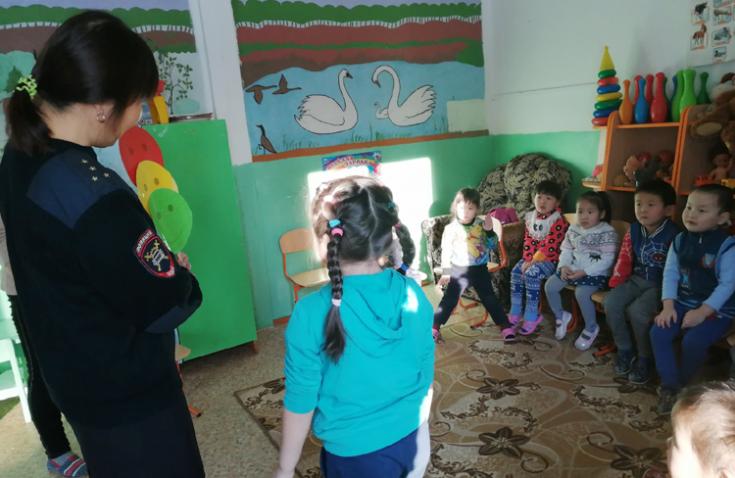 В Тункинском районе сотрудники ГИБДД провели для дошкольников познавательную игру «Я знаю ПДД»