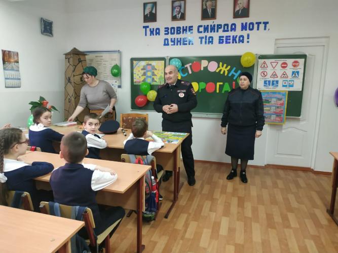 Мэрия города Карабулак и сотрудники ГИБДД провели в карабулакской гимназии мероприятие по профилактике детской дорожной безопасности