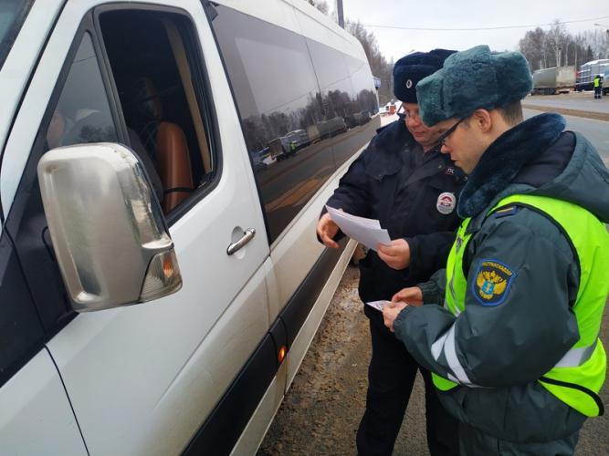 Сотрудники ГИБДД Кировской области продолжают мероприятия по повышению безопасности пассажирских перевозок легковыми такси