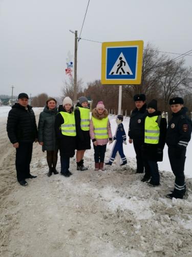 Макет ребенка появился на пешеходном переходе в селе Ивановка Оренбургском районе
