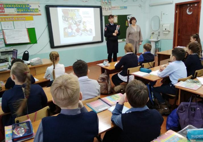 Сотрудники ГИБДД продолжают серию тематических занятий в городских школах