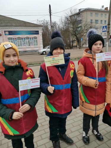 Используя наглядную агитацию, ЮИДовцы и автоинспекторы призвали брянских пешеходов и водителей к безопасному поведению на дороге