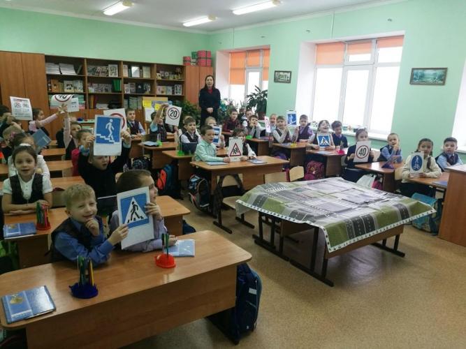В Пензе сотрудники Госавтоинспекции напомнили школьникам правила безопасности на дорогах