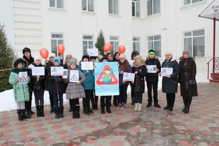 В Красном Куте сотрудники Госавтоинспекции повели пропагандистскую акцию «Если любишь, береги»