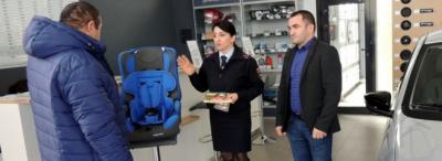 В Адыгее посетителей автосалонов обучают правилам безопасной перевозки детей