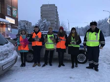 Сотрудники ГИБДД города Оленегорска провели профилактическую акцию «Не будь серой мышью. Засветись!»