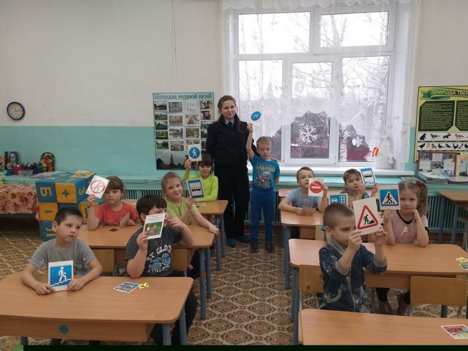Сотрудники Госавтоинспекции Краснохолмского района Тверской области провели занятие по Правилам дорожного движения в детском саду