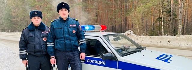 В Свердловской области сотрудники ГИБДД помогли семье с маленьким ребенком, когда машина съехала с дороги