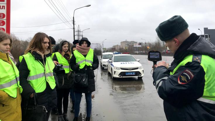 «Студенческий десант» вместе с автоинспекторами вышел на патрулирование новгородских дорог