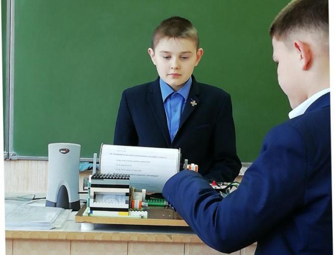 Рузаевский школьник сконструировал робота, проверяющего знания по ПДД
