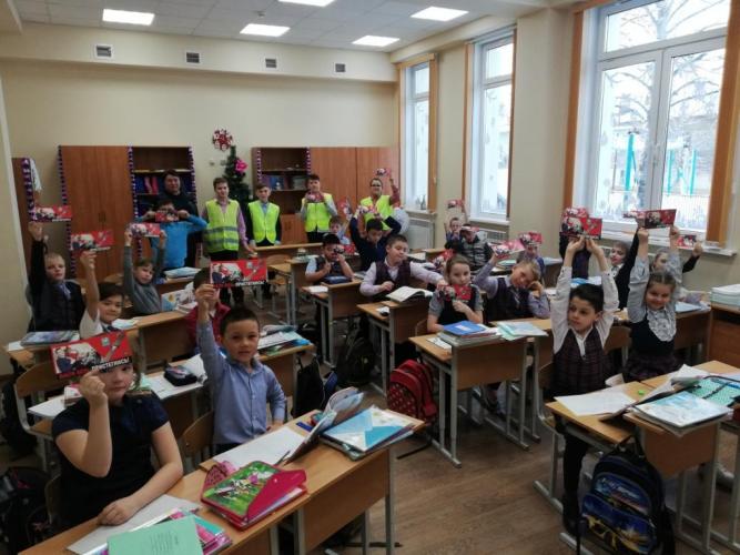 Сотрудники ГИБДД совместно с юными инспекторами движения провели занятия в анивской школе