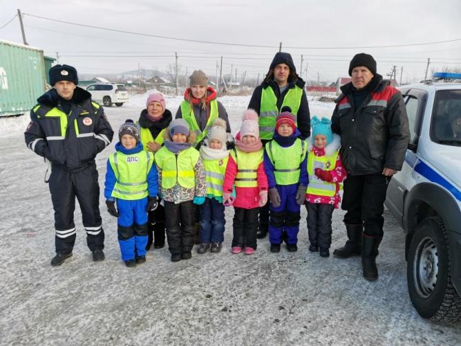 Взрослые и дети города Углегорска за безопасность на дороге