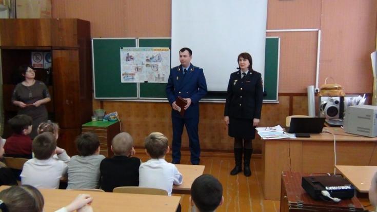 Сотрудники ГИБДД г. Кыштыма и Уйского района провели уроки безопасности для школьников