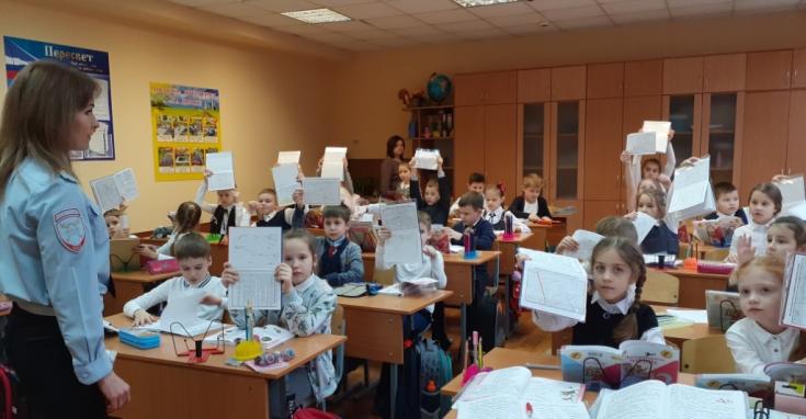 В рамках практических занятий брянские автоинспекторы повторяют с детьми аспекты безопасного поведения при движении по маршруту «дом-школа-дом»