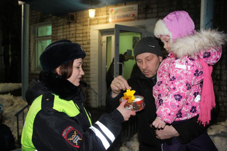 В Кировской области автоинспекторы провели акцию «Яркий пешеход-безопасный переход»