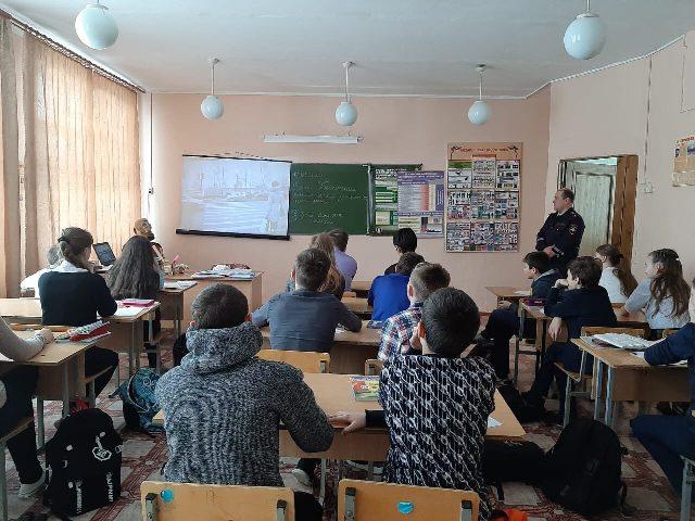 В Светлинском районе сотрудники Госавтоинспекции провели беседу по безопасности дорожного движения со школьниками