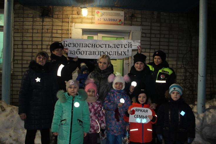 В Кировской области автоинспекторы провели акцию «Яркий пешеход-безопасный переход»