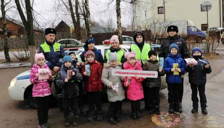Представители подрастающего поколения напомнили новгородцам о культуре поведения на улицах и дорогах