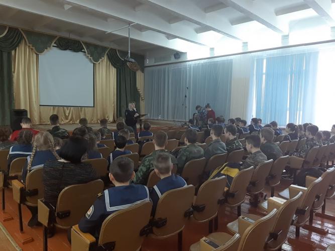 В Зубово-Полянском районе сотрудники полиции напомнили кадетам о правилах дорожного движения