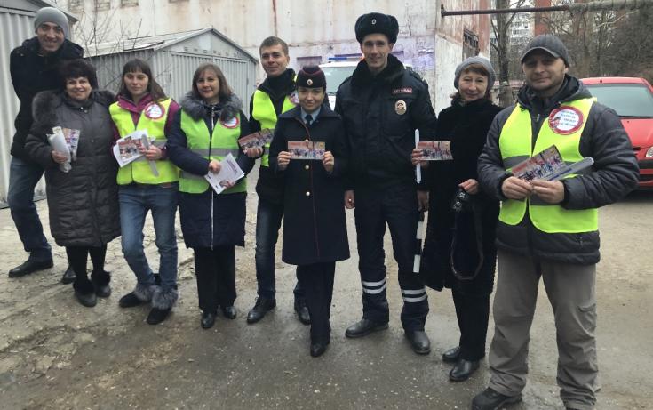 В г. Симферополе полицейские, мамы и папы вышли на дежурство к детскому саду ради обеспечения дорожной безопасности малышей