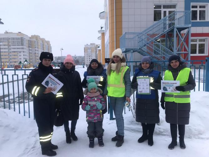 Сотрудники омской Госавтоинспекции совместно с представителями «родительского патруля» вблизи детского сада №15 провели пропагандистскую акцию «Береги самое дорогое!».