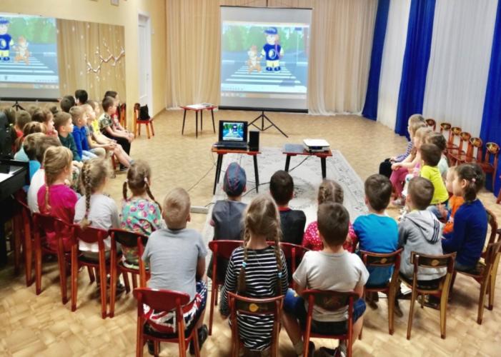 Сотрудники новгородской Госавтоинспекции познакомили детей с правилами дорожного движения через игру