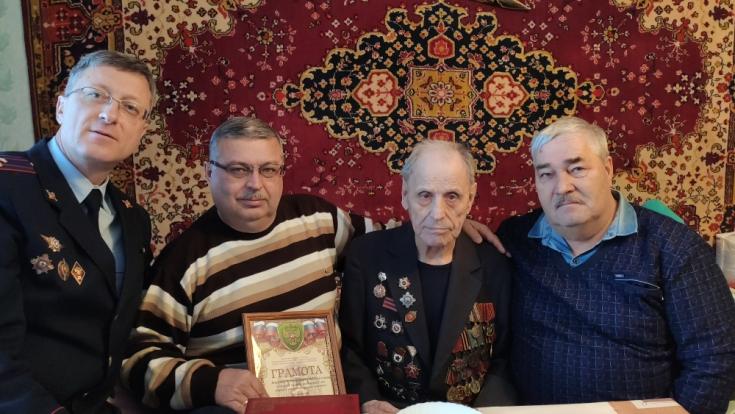 Сотрудники Госавтоинспекции поздравили с 95-летним юбилеем ветерана Великой Отечественной войны Алексея Дубовицкого.