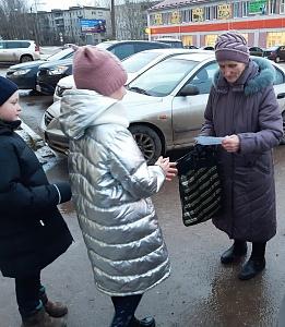 НОВГОРОДСКИЕ ШКОЛЬНИКИ ВБЛИЗИ ПЕШЕХОДНЫХ ПЕРЕХОДОВ ОРГАНИЗОВАЛИ ПУНКТЫ РАЗЪЯСНЕНИЯ ДОРОЖНЫХ ПРАВИЛ