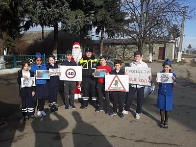 В ПЕРВЫЕ ДНИ НОВОГО ГОДА ЮНЫЕ ИНСПЕКТОРЫ ДВИЖЕНИЯ КАБАРДИНО-БАЛКАРИИ ОРГАНИЗОВАЛИ ВБЛИЗИ ПЕШЕХОДНЫХ ПЕРЕХОДОВ ЖИВЫЕ ИНСТАЛЛЯЦИИ
