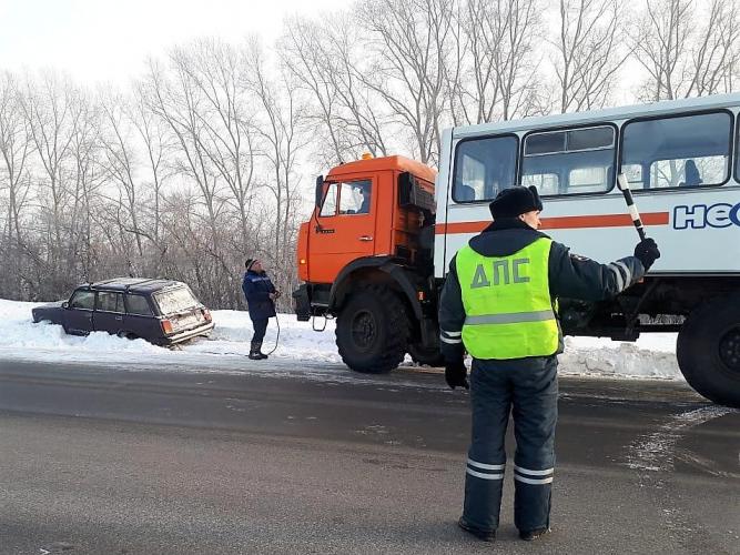 В Новокузнецком районе Кемеровской области сотрудники ГИБДД помогли водителю, оказавшемуся в сложной ситуации на дорог