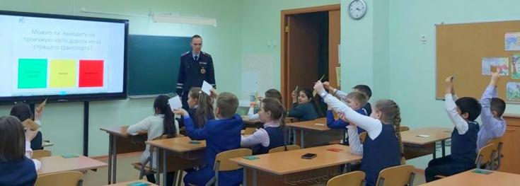 Сотрудники Госавтоинспекции Восточного округа столицы рассказали школьникам о световозвращающих элементах