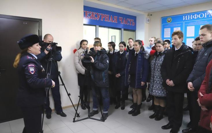 В Севастополе кадеты ОВД в рамках акции «Студенческий десант» прибыли в Госавтоинспекцию