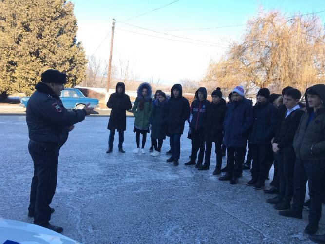 Утренние инструктажи дорожной безопасности проходят для старшеклассников Кабардино-Балкарии