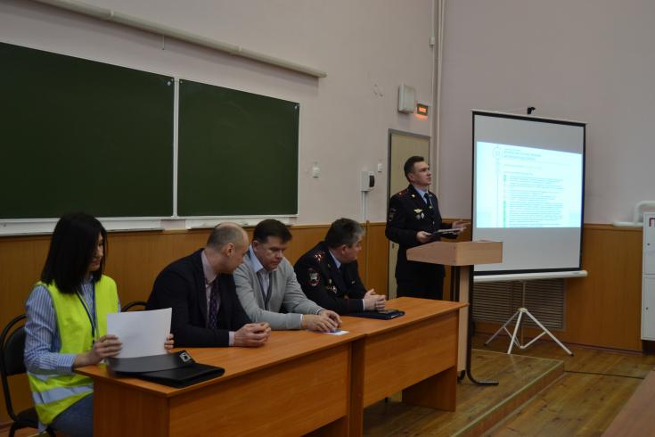 Тамбовские автоинспекторы провели для студентов ТГТУ открытую лекцию по безопасности дорожного движения