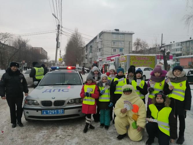 На одном из пешеходных переходов регионального центра сотрудники омской Госавтоинспекции совместно с ребятами из отряда ЮИД школы №105 провели мероприятие под названием "Пешеход – на переход".