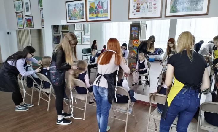 Сочетание моды и безопасности продемонстрировали студенты школьникам Великого Новгорода