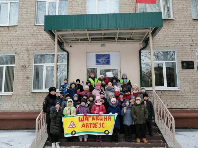 Пензенские автоинспекторы и родительский патруль проработали со школьниками безопасный маршрут из школы домой