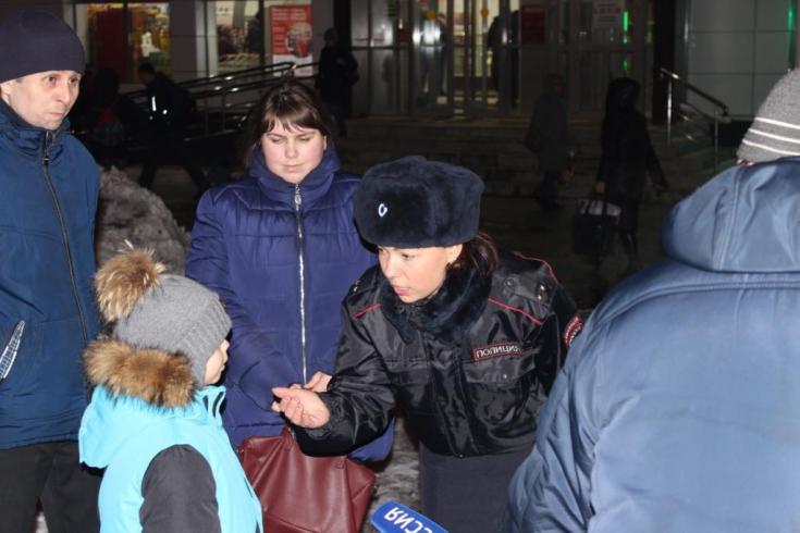Сотрудники ГИБДД и волонтеры напомнили детям и взрослым об опасностях, которые встречаются зимой рядом с дорогой
