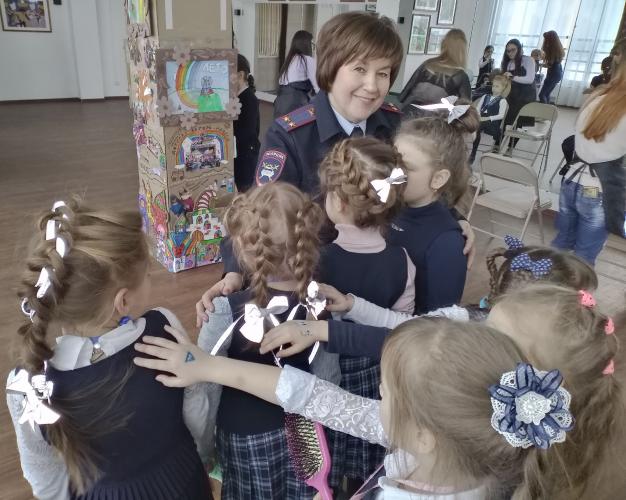 Сочетание моды и безопасности продемонстрировали студенты школьникам Великого Новгорода
