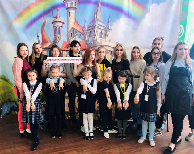 Сочетание моды и безопасности продемонстрировали студенты школьникам Великого Новгорода