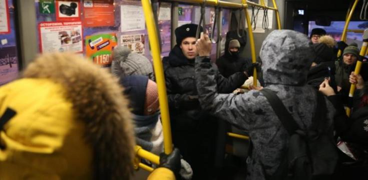 В Норильске «Студенческий десант» призвал пассажиров соблюдать правила безопасности в общественном транспорте