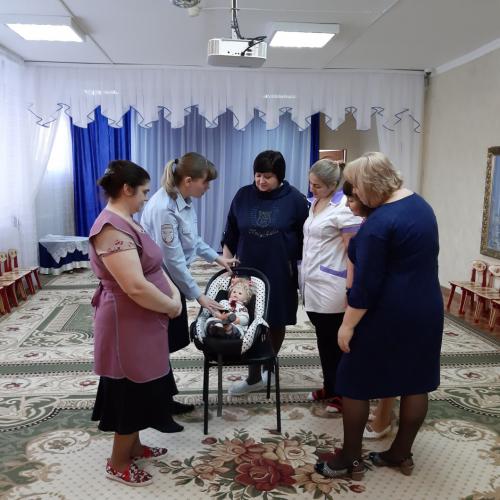 В детских садах Югры для педагогов и родителей состоялись практические занятия по применению детских удерживающих устройств