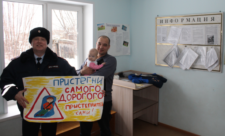 В Кировской области автоинспекторы рассказывают родителям новорожденных о безопасности детских поездок
