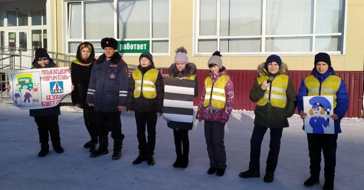 В Красноярском крае госавтоинспекторы и ЮИД организовали живую инсталляцию и нанесли предупреждающие граффити для безопасности