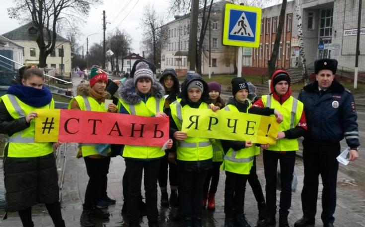 Выстроив у пешеходного перехода живую инсталляцию, дети и автоинспекторы призвали брянских пешеходов к безопасному движению по городским улицам