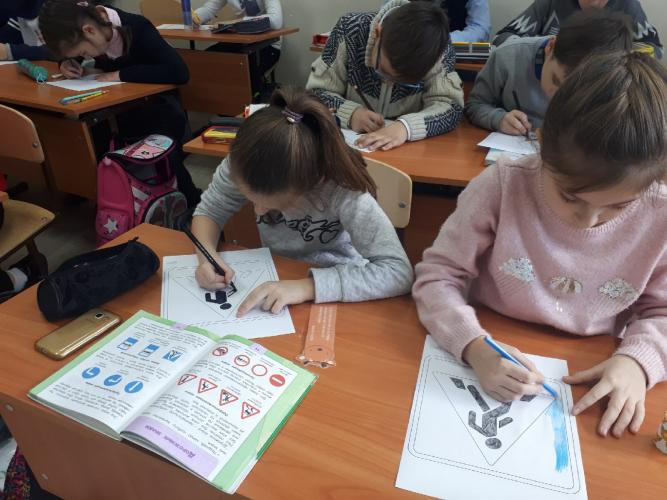 В Ялте проводятся уроки безопасности дорожного движения для школьников под лозунгом «Пешеход, стань заметным на дороге»