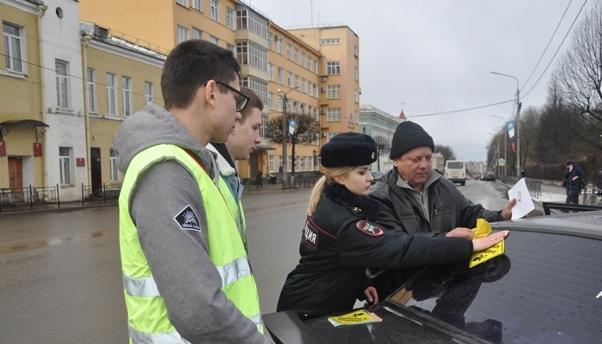 Сотрудники ГИБДД совместно со студентами города Смоленска провели акцию «Ребенок в машине»