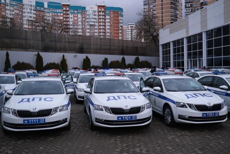 В УГИБДД Краснодарского края состоялось торжественное вручение служебных автомобилей сотрудникам ДПС региона