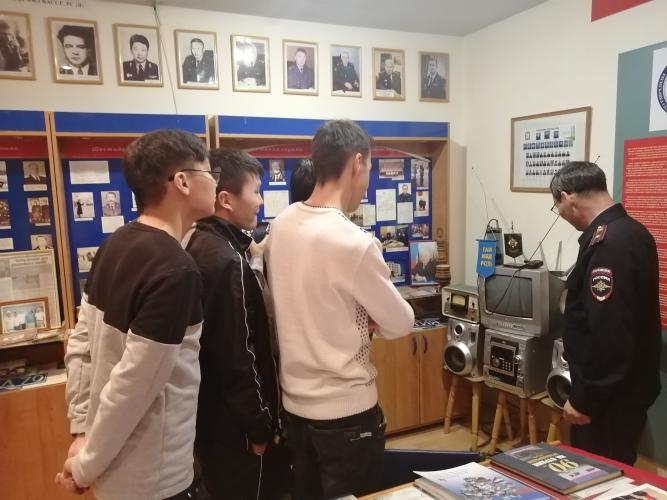 В рамках всероссийской акции "Студенческий десант" состоялась встреча студентов Автодорожного факультета СВФУ им.М.К. Аммосова и сотрудников Управления ГИБДД
