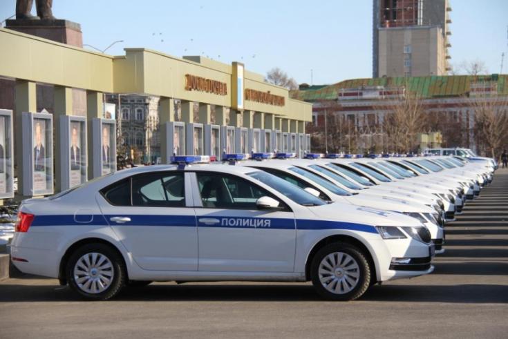 В ходе рабочей поездки в Саратовскую область Александр Горовой вручил сотрудникам Госавтоинспекции ключи от новых автомобилей